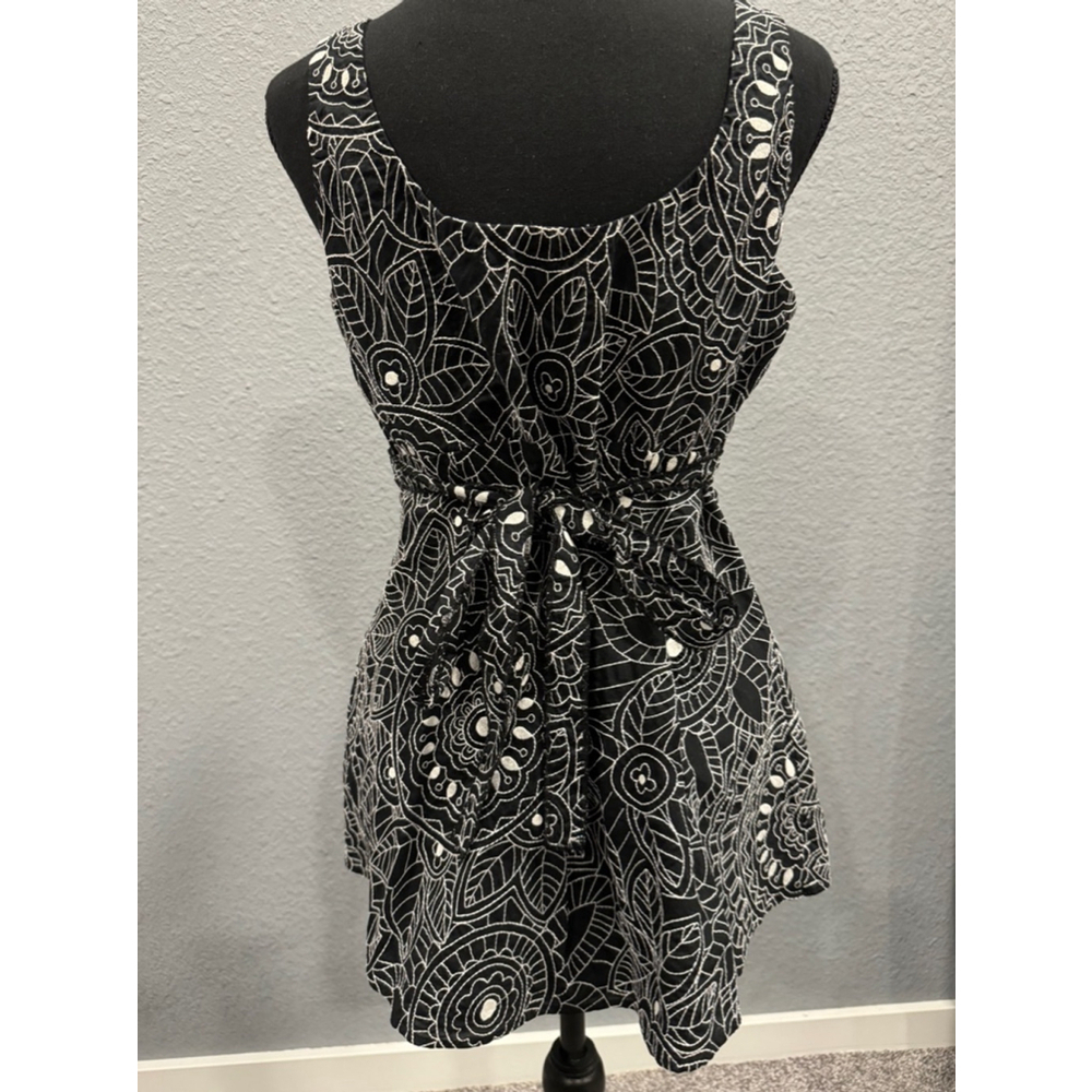 Nine West Sleeveless Embroidered Black and White Tunic Top - Size 12 - Picture 6 of 9